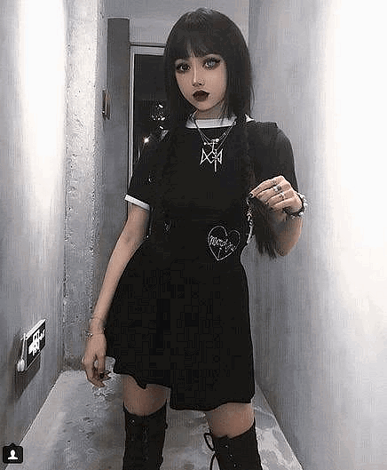 The attention seeking goth gf
